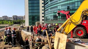 Un mal de pământ s-a prăbuşit peste mai multe persoane în zona Bibliotecii Naţionale din Bucureşti. Doi muncitori au murit FOTO