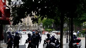 FOTO VIDEO Atac la catedrala Notre-Dame. Un bărbat a fost împuşcat după ce a atacat un poliţist cu ciocanul la Paris / Autorităţile antiteroriste au deschis o anchetă