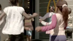 McDonald's stârneşte un val de critici după ce a folosit copii orfani într-o reclamă - VIDEO