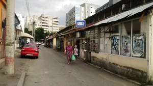 REPORTAJ. Inima de odinioară a Craiovei, Piaţa Veche, este azi un focar de infecţie, plin de gunoaie: 