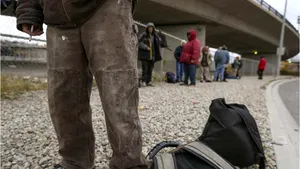 Un om al străzii a primit o schimbare de look. După ce s-a văzut în oglindă a început să plângă. Videoclipul a devenit VIRAL