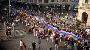 Persoane oprite de jandarmi la Bucharest PRIDE după ce au fost surprinse cu un cofraj cu ouă