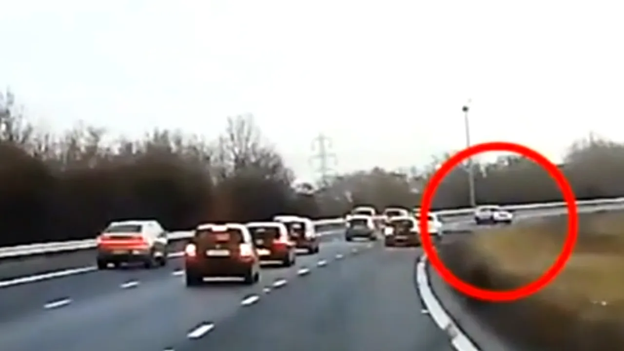 Pedeapsa primită de un individ beat care conducea pe autostradă cu 160 km/h: videoclipul poliţiei