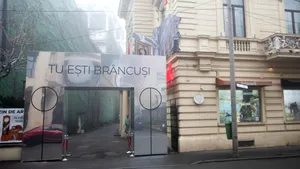 „Tu ești Brâncuși” - Oglindă gigant „Poarta Sărutului” la Palatul Cesianu-Racoviță / „Brâncuși ne privește pe toți”