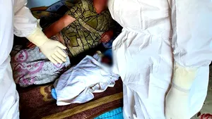 Naştere acasă în noaptea de Înviere. O femeie din Suceava a născut asistată de trei pompieri SMURD. „E un semn de la Dumnezeu”