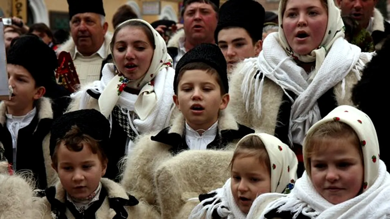 Tradiţii de Crăciun: Ritualul sacrificării porcului şi colindele, obiceiuri de sute de ani în Bucovina