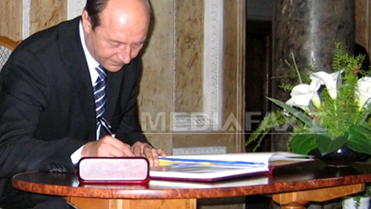 Băsescu a decorat doi militari români pentru misiuni executate în Afganistan