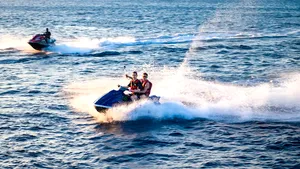 Avantajele şi dezavantajele închirierii unui jetski în vacanţă