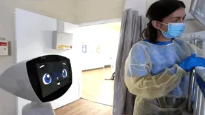 Un robot programat să se comporte ca o fetiță de 7 ani luptă împotriva fricii în spitale