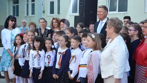 Politicienii, alături de elevi în prima zi de şcoală. Tăriceanu şi Orban, absenţi de la festivităţi