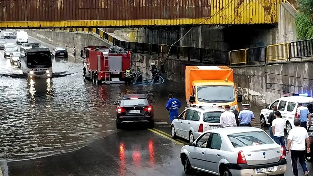 Mai multe străzi şi subsoluri din Bucureşti şi din Ilfov, inundate din cauza ploii