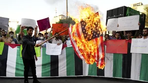 Manifestaţii în capitala Iranului. Mulţimea a ars steaguri americane şi israeliene după vizita lui Joe Biden în regiune