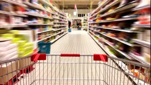 ANPC: Carne şi fructe cu urme de mucegai şi vitrine ruginite, în patru magazine