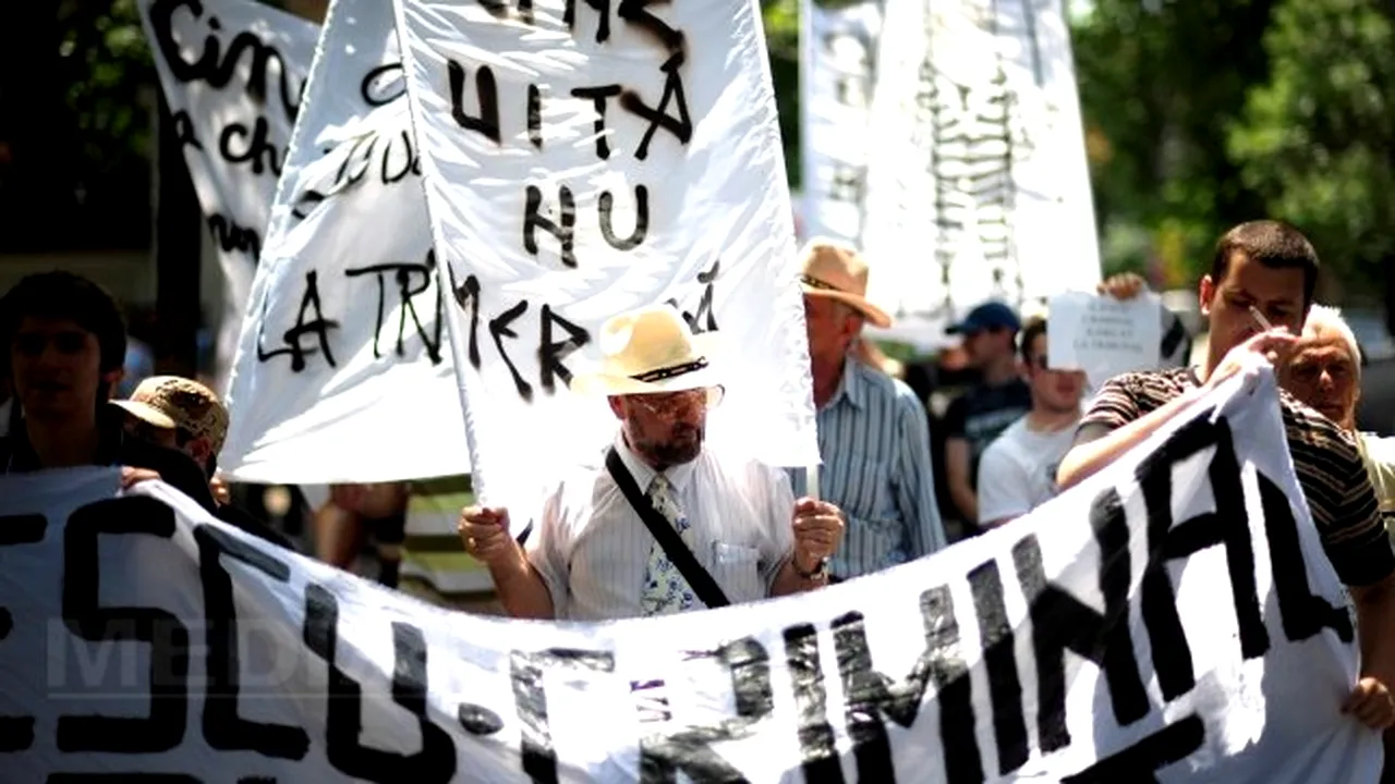 Panseluţe, dulceaţă şi adevărul Mineriadei, cadou pentru Nina Iliescu la finalul unui protest