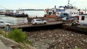 Tone de gunoaie sufocă malul Dunării în dreptul oraşului Galaţi | FOTO
