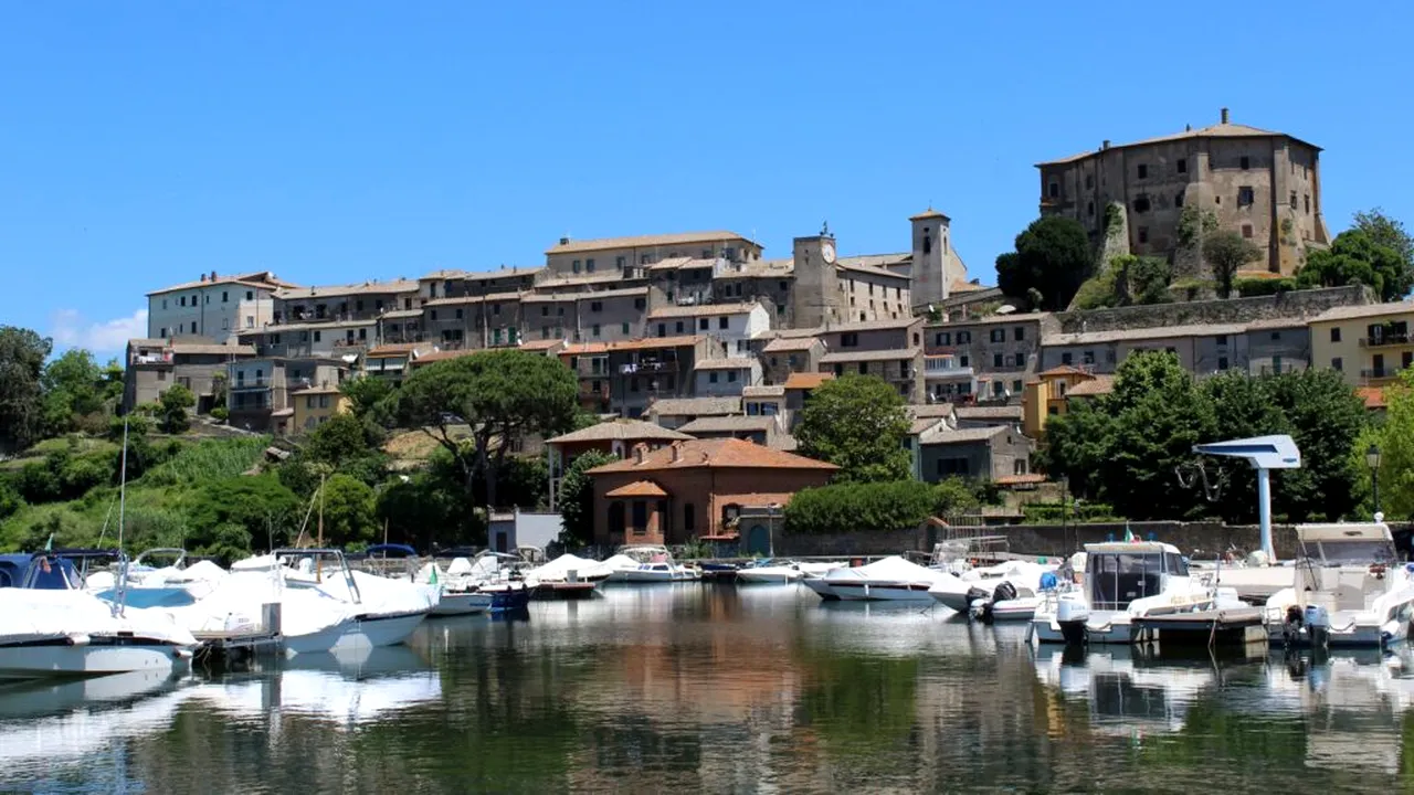 Destinația superbă din Italia pe care mulți turiști o ignoră: are un lac vulcanic și un centru medieval de poveste