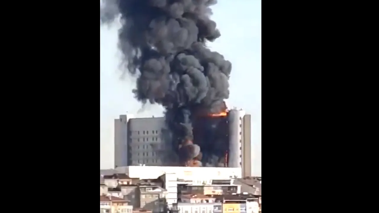 INCENDIU de amploare într-un SPITAL din Istanbul. Flăcările ard pe mai multe etaje. Forţe impresionante, desfăşurate pentru salvarea pacienţilor