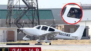 Angelina Jolie, pilot de avion. Vedeta, surprinsă la manşa unui avion de mici dimensiuni - FOTO