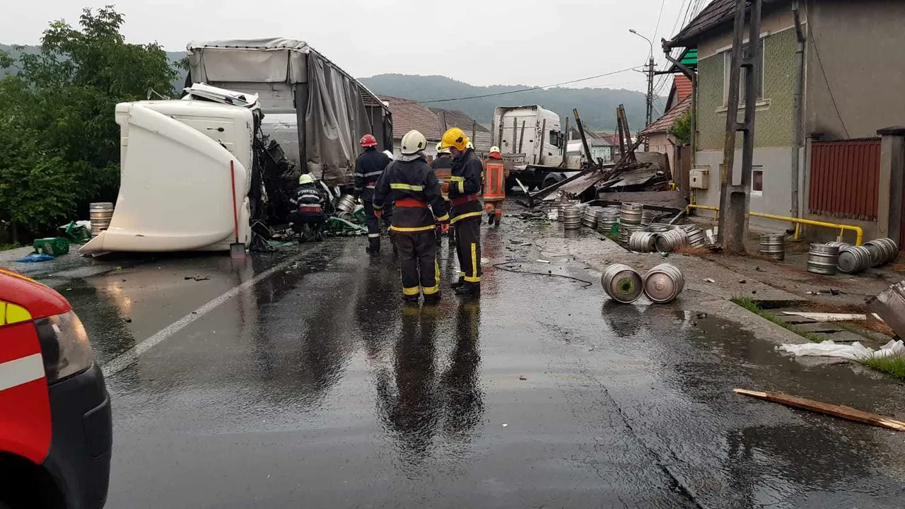 Trafic blocat pe DN 13, unde două TIR-uri, unul încărcat cu bere, s-au ciocnit. Un bărbat, rănit grav. FOTO