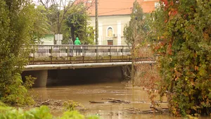 COD GALBEN de inundaţii în mai multe judeţe din ţară, valabil până sâmbătă/ Drumuri, poduri şi gospodării din Alba, afectate de viituri