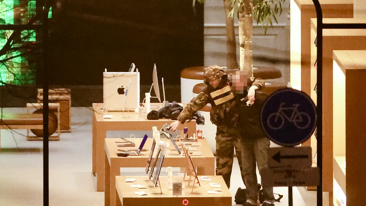 Incident armat în Amsterdam. Un bărbat a luat ostatici într-un magazin Apple