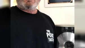 Un britanic scoate la licitaţie obiecte de colecţie semnate de Pink Floyd, Eric Clapton şi Sting