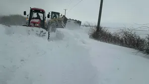 Ninsoare în luna martie, în condiţii de limitare a circulaţiei persoanelor în România. Drumuri închise la periferia Craiovei/ Oameni salvaţi din nămeţi în Olt | VIDEO