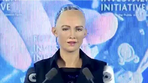 Robotul Sophia şi-a vândut primul tablou cu o sumă uriaşă, iar acum se apucă de cântat