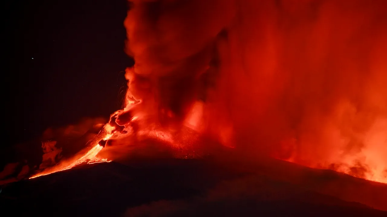 VIDEO. Etna, ploaia de cenuşă transformă localităţile şi plajele într-un peisaj de coşmar