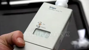 Şoferul unui microbuz şcolar în care se aflau 12 copii, prins beat la volan