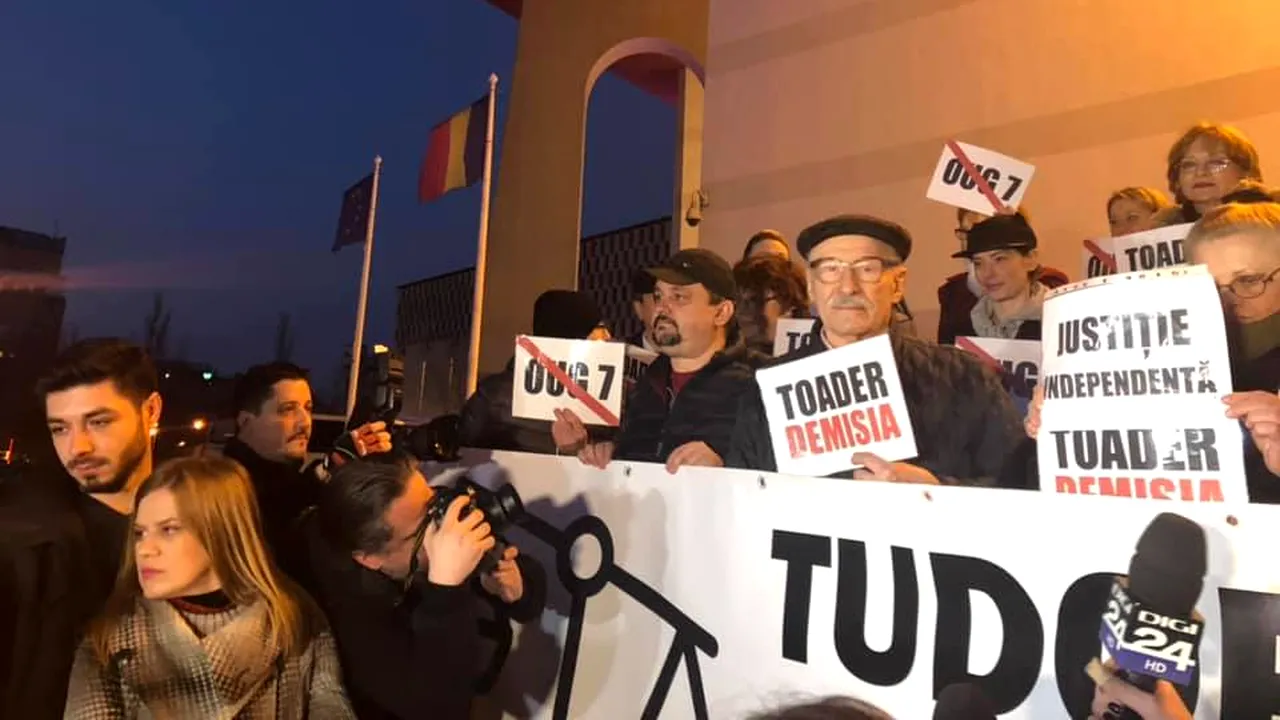 Protest al actorilor în faţa Teatrului Naţional faţă de OUG 7. Victor Rebengiuc: Totul merge din ce în ce mai prost | FOTO, VIDEO