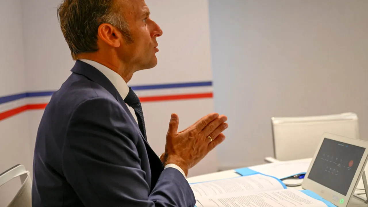 Emmanuel Macron trage un semnal de alarmă: Vladimir Putin este un prădător, un căpcăun la ușa noastră