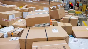 UE va percepe o taxă de manipulare pentru coletele mici provenite din afara blocului. De când ar putea intra în vigoare măsura