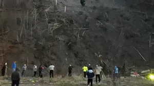 VIDEO Alunecare majoră de teren, vineri seara, în staţiunea Azuga. 150 de persoane au fost evacuate/ Martor: Pământul a acoperit în totalitate râul Azuga