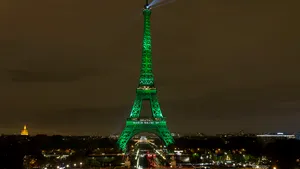 Turnul Eiffel va fi protejat de un perete de sticlă antiglonţ cu înălţimea de 2,5 metri