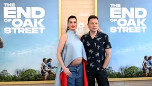 Anne Hathaway, acuzată pe internet că poartă o burtică falsă de gravidă. Cum a răspuns actrița