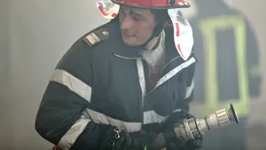 Incendiu la un depozit din localitatea Fântânele, Prahova. Două victime se află în stare gravă, dintre care un adolescent de 17 ani
