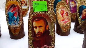 GALERIE FOTO Mărţişoare cu Arsenie Boca, cu motive tradiţionale sau tricotate, în centrul Timişoarei/ Mărţişoare din hârtie, ceramică, aţă, lemn, dar şi aranjamente din paste, la Bistriţa