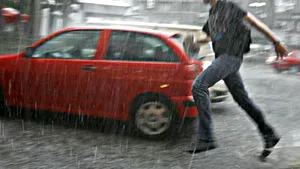 Ploi şi vreme rece în cea mai mare parte a ţării