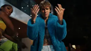 Idee trăsnită a două vedete blocate din cauza graniţelor închise. Justin Bieber apare în locul lui Drake, în videoclipul Popstar