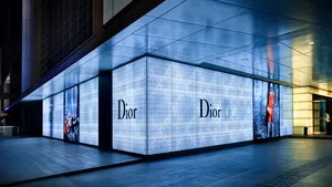 Compania care deţine mărcile de lux Christian Dior şi Givenchy va produce gel dezinfectant gratuit pentru Franţa