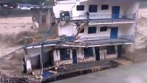 INUNDAŢIILE din CHINA: Momentul în care un bărbat este ÎNGHIŢIT de ape împreună cu propria casă - VIDEO