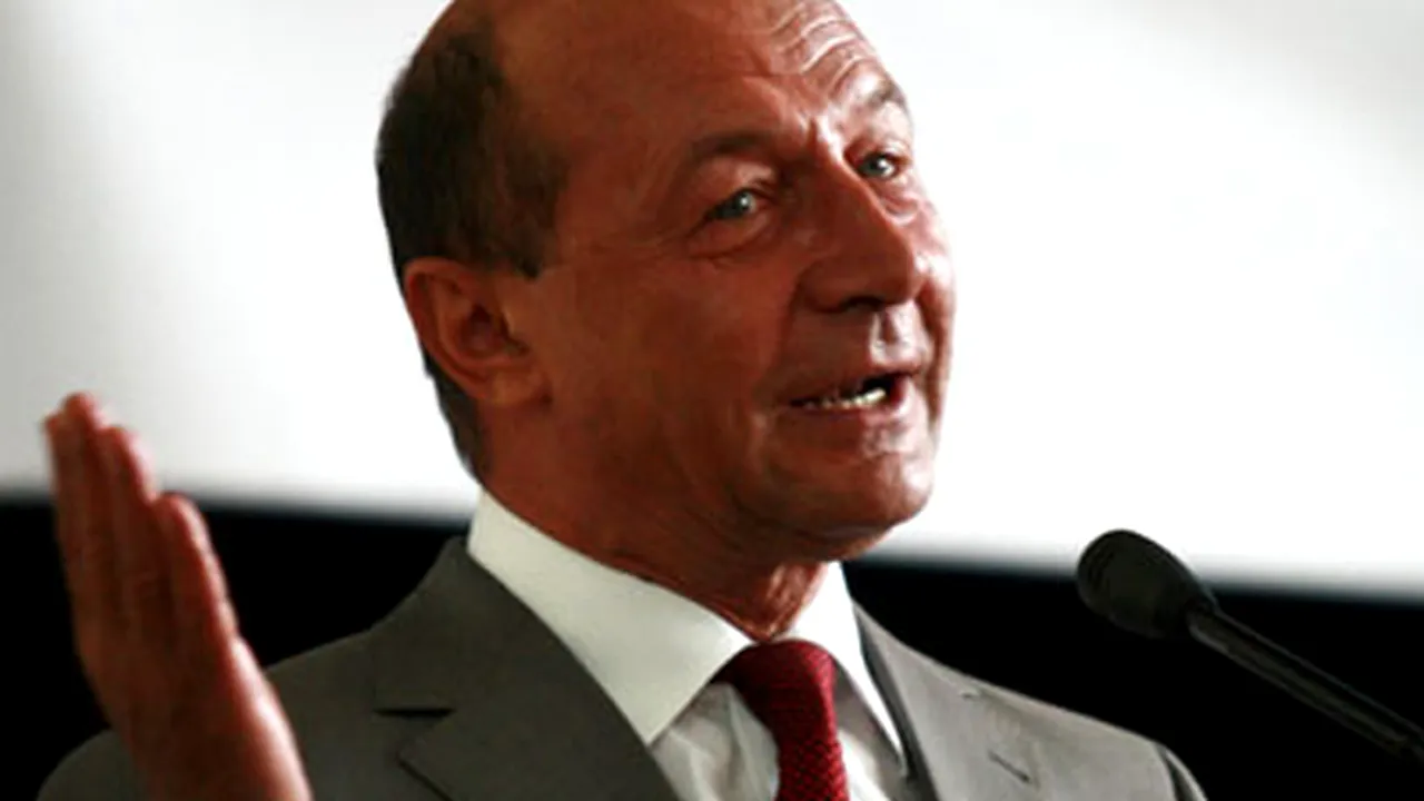 Aeronava preşedintelui Băsescu a aterizat la Sibiu din cauza ceţii din Capitală - VIDEO