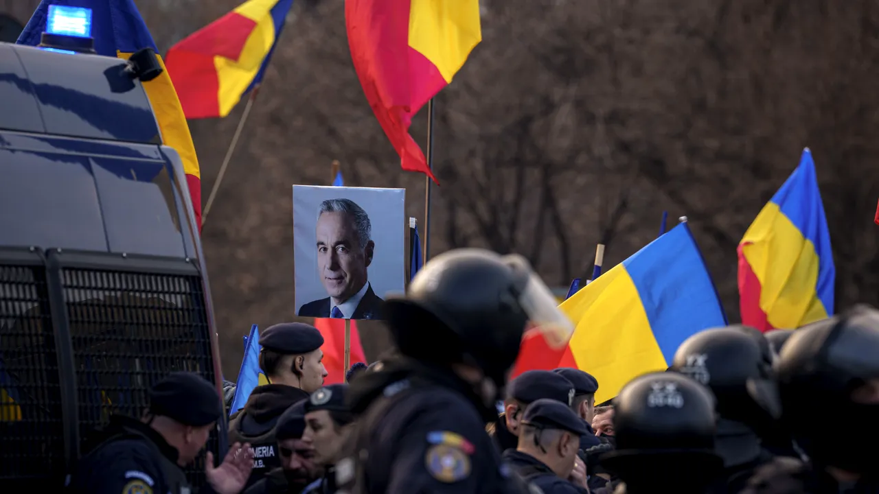 Protest cu scandal în Piaţa Victoriei, după demisia lui Iohannis