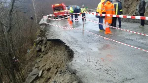 Sibiu: O bucată dintr-un drum judeţean s-a surpat din cauza ploilor abundente. Traficul este închis - FOTO