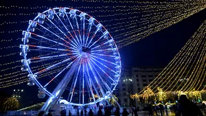 Nicuşor Dan a mers în Târgul de Crăciun din Piaţa Constituţiei: Foarte mulţi bucureşteni şi turişti