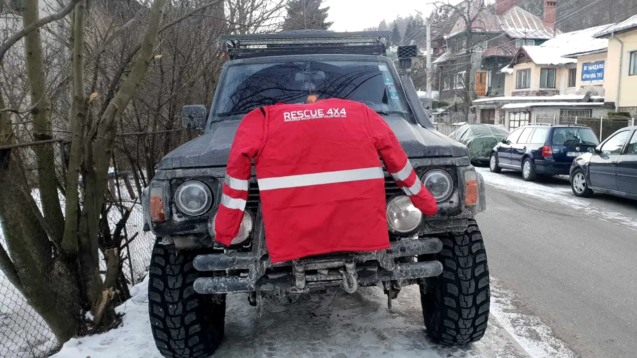Bunul samaritean pentru şoferii înzăpeziţi pe Valea Prahovei. Cu o maşină bine echipată, Lucian Băitoiu se oferă voluntar să ajute