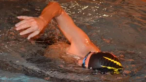 Un jandarm din Tulcea, Sorin Andrici, a înotat 12 ore pentru a strânge bani necesari tratamentului unui coleg grav bolnav