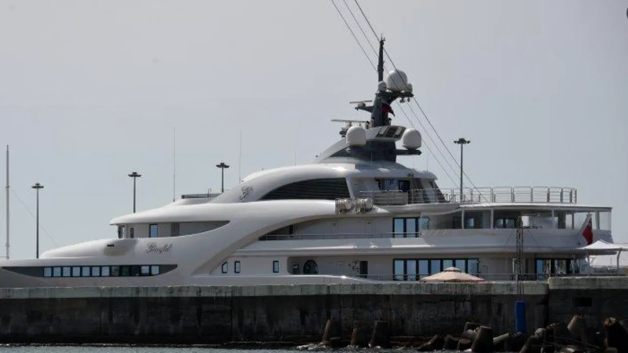 Iahtul lui Putin a părăsit de urgenţă şantierul naval german unde era modernizat. Presa germană: 