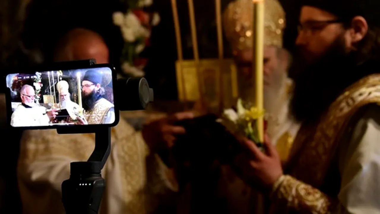 Opt episcopi ai Bisericii Ortodoxe Sârbe au fost arestaţi în timpul unei slujbe. Mii de oameni au participat la evenimentul religios 